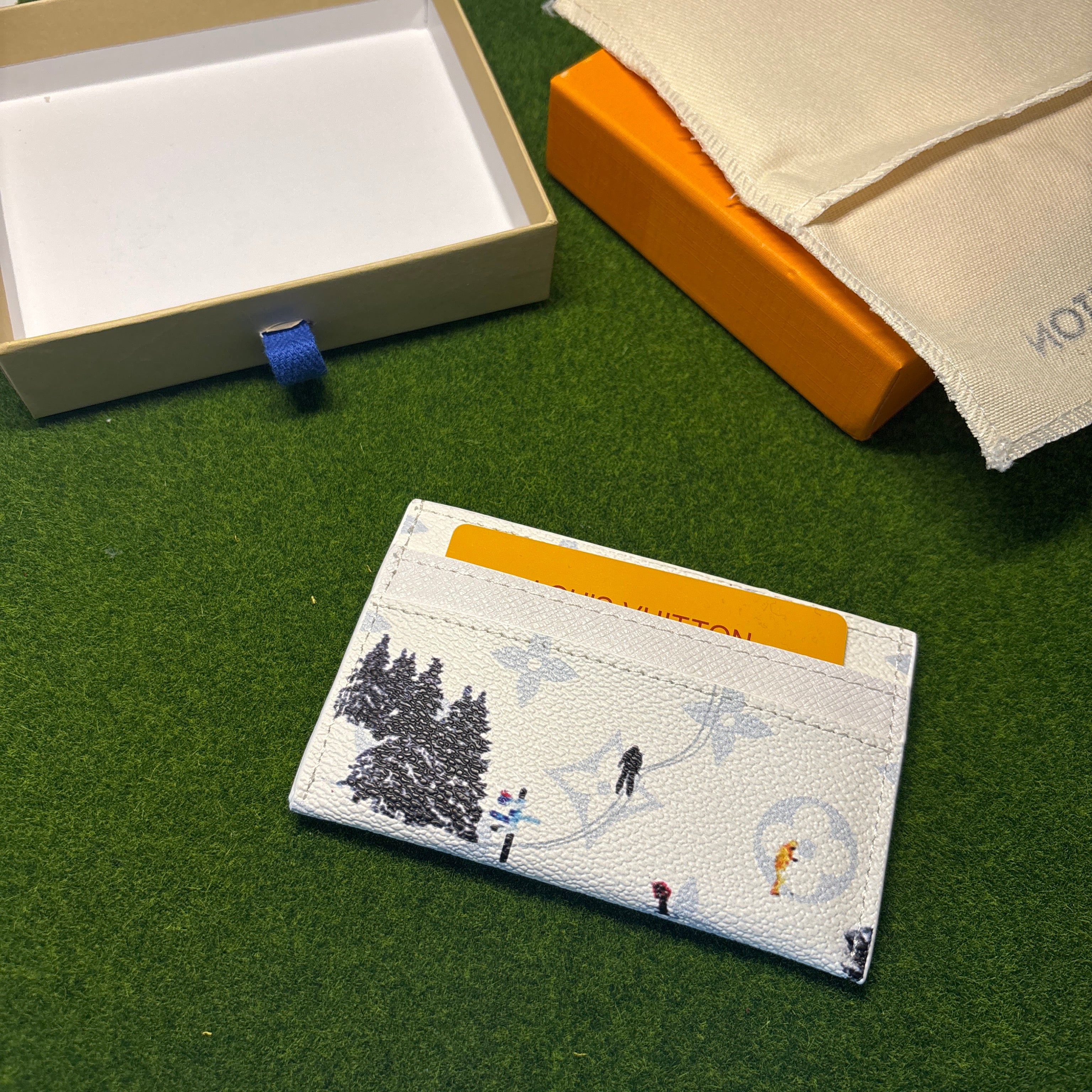 White designer cardholder with box